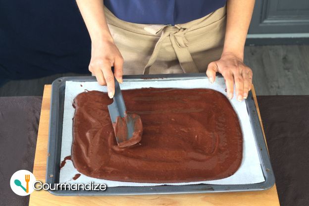 Prepare the chocolate spongecake