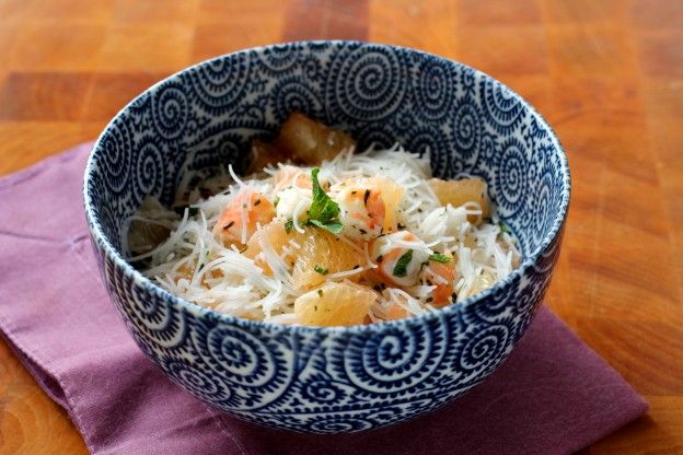 Grapefruit, shrimp and rice vermicelli salad