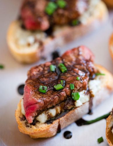 BLUE CHEESE STEAK CROSTINI
