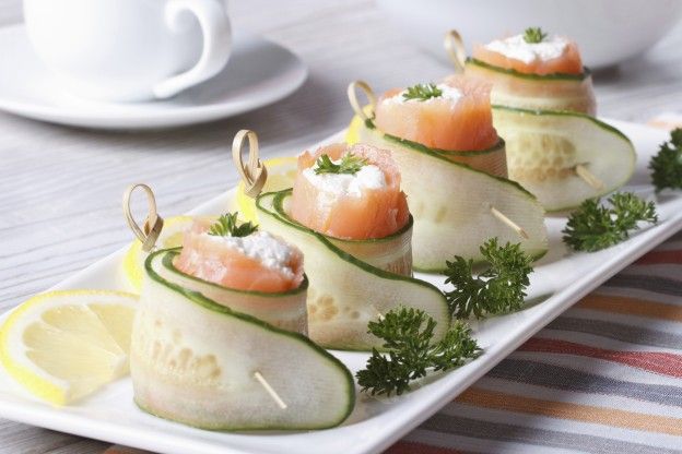 Cucumber rolls with salmon and fresh goat's cheese