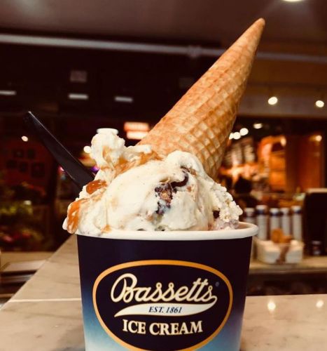 Ice cream parlor - Wikipedia