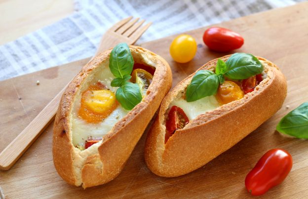 Egg boats: Baked eggs in bread rolls