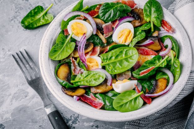 Spinach salad with creamy poppyseed dressing