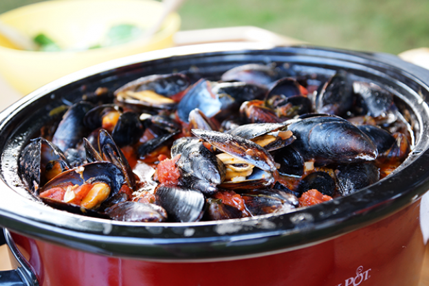 Easy Mussels in Tomato Basil Wine Sauce