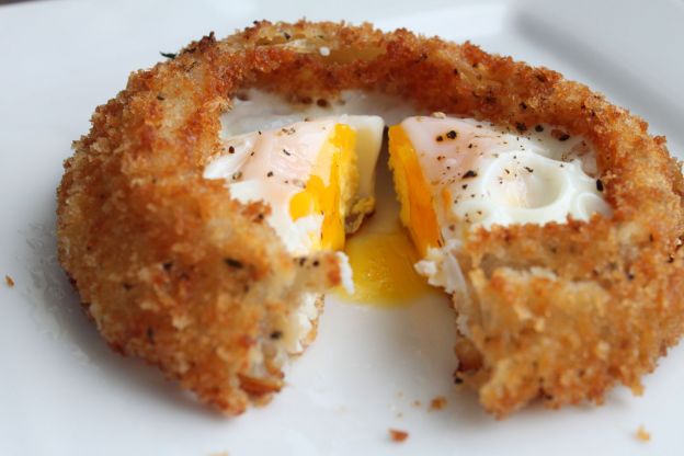Fry Your Eggs in Onion Rings