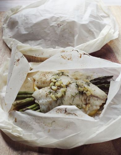 Garlic and Asparagus Steamed Fish