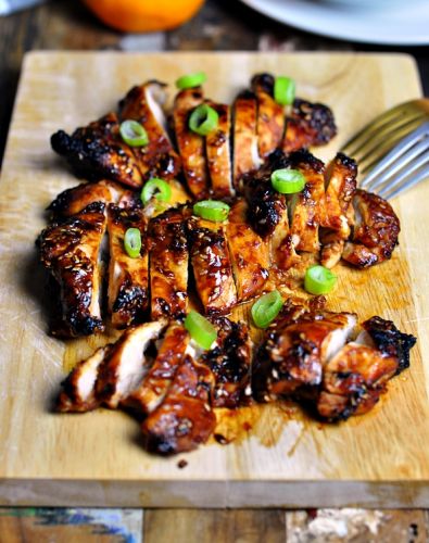 Grilled chicken with tomato, soy and sesame seeds
