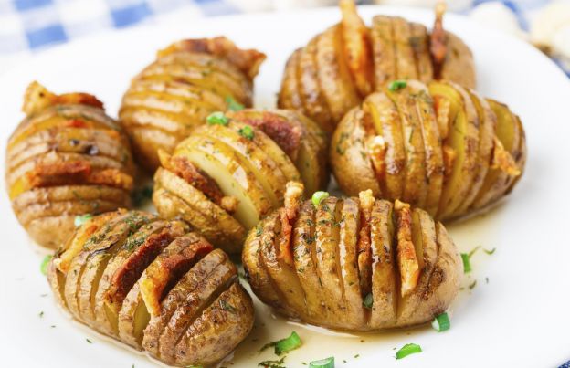 Easy-peasy hasselback bacon potatoes