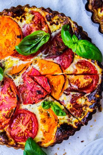 Tomato tart with blue cheese