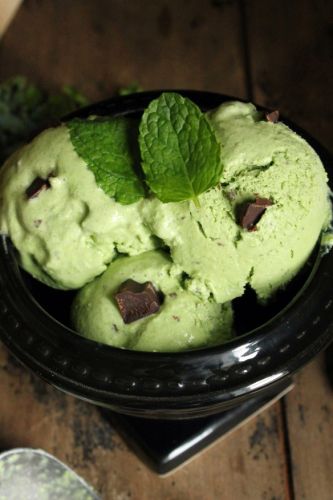 Kale, mint and dark chocolate chunk frozen yogurt