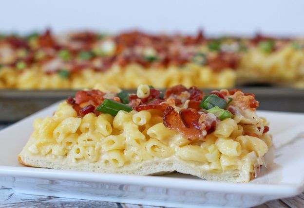 Mac and cheese pizza