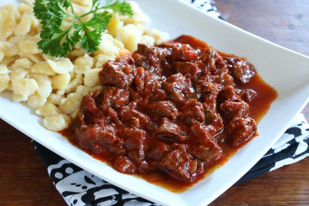 Marhapörkölt (Hungarian Beef and Onion Stew)