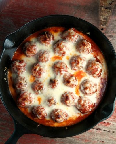 Baked meatballs with mozzarella