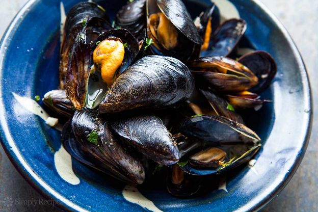 Moules Marinière (Mussels in white wine sauce)
