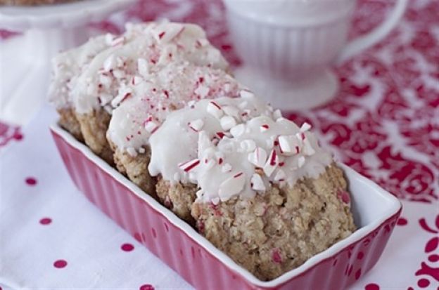 Oatmeal peppermint-dipped cookies