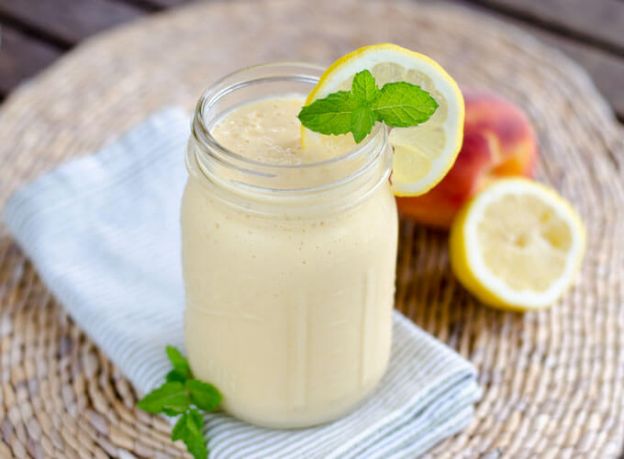 PALEO PEACH COCONUT SMOOTHIE