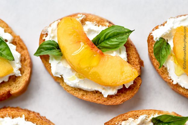 PEACH AND GOAT CHEESE BRUSCHETTA