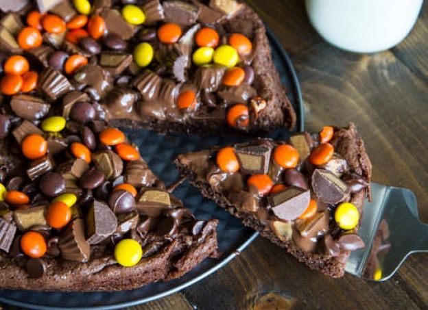 Peanut butter brownie pizza
