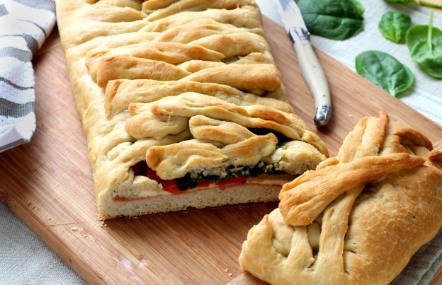 Stuffed pizza braid