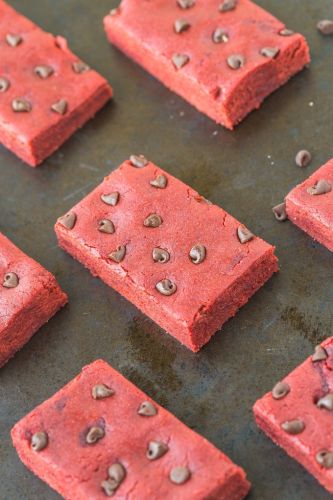 No-bake red velvet protein bars