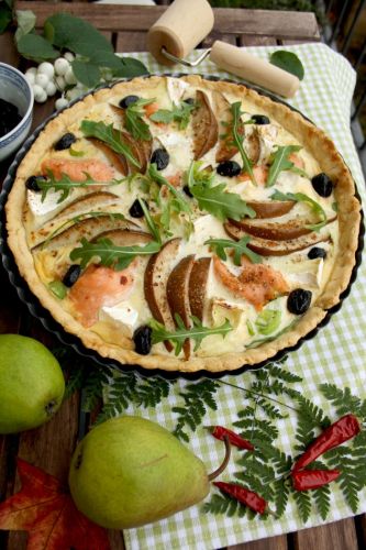 Salmon quiche with pears and Camembert