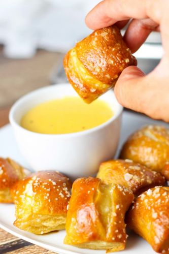 Soft pretzel bites with cheese sauce