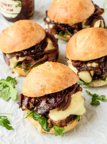 Mini steak sandwiches with Brie, caramelized onions and fig jam