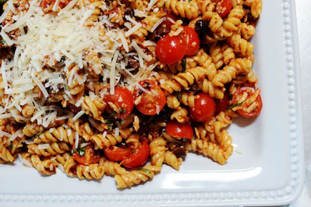 Sun-dried tomato pasta salad