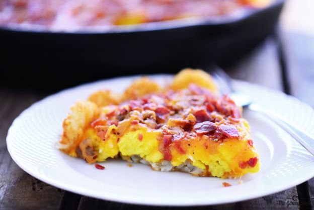Tater tot breakfast pizza
