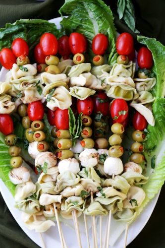 Tortellini skewers with olives, tomatoes and cheese