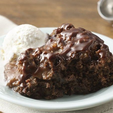 SLOW-COOKER HOT FUDGE SUNDAE CAKE