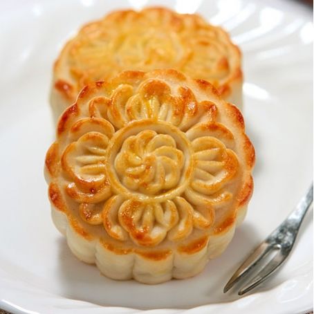 Cantonese-style Mooncake with Mung Bean Filling