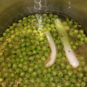 Fettuccine with peas cream and pistachios - Step 1