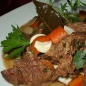 BOEUF BOURGUIGNON/CARNE DE VITA IN SOS DE VIN