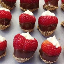 Recipe for chocolate-covered strawberry cheesecake bites