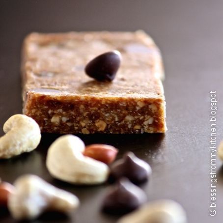 Peanut, cashew and chocolate bar