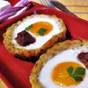 Oua ochiuri in cuib de cartofi cu cascaval