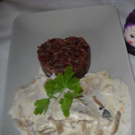 PESTE CU SOS DE CIUPERCI SI OREZ ROSU