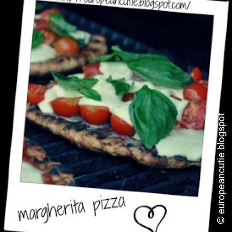 healthy summer grilled italian margherita pizza!
