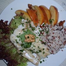 Pike fillet with apples and walnuts