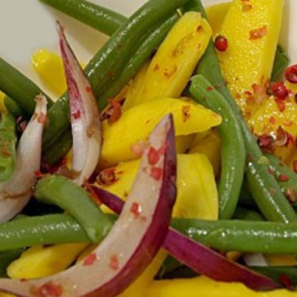 Green bean salad, mango and red onions