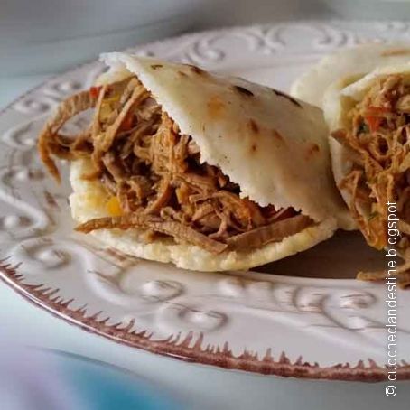 Arepas con carne mechada