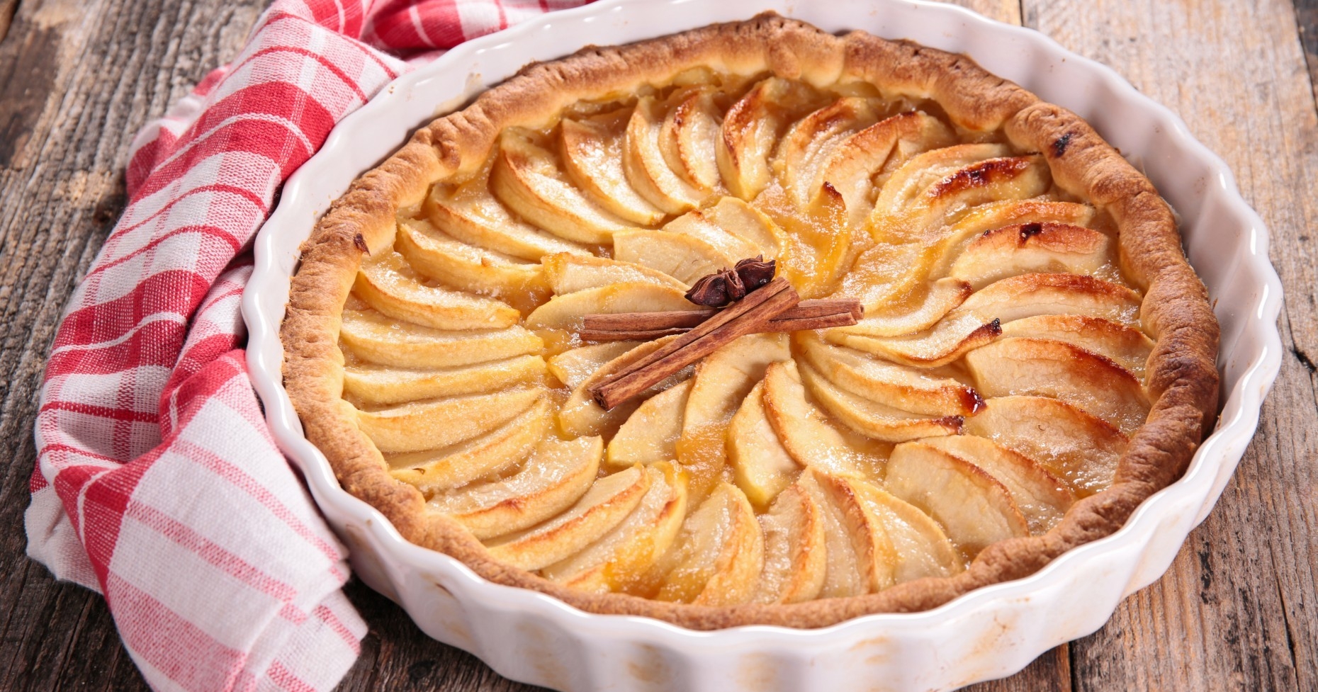 Apple dishes. Пирог и море. Apple pie Type of Apple. Delicious dishes in Italy an Apple pie.