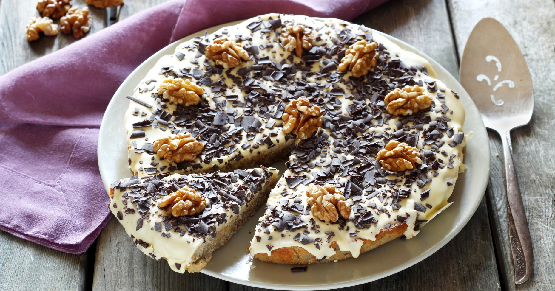 This Moist & Delicious Walnut Cake will Make You About Pie