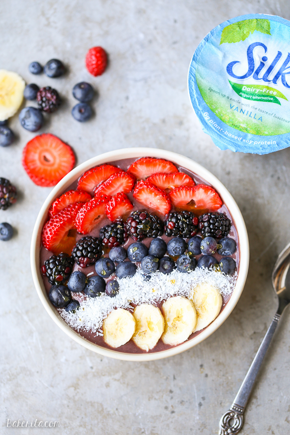 Classic Acai Bowl © BakeRita