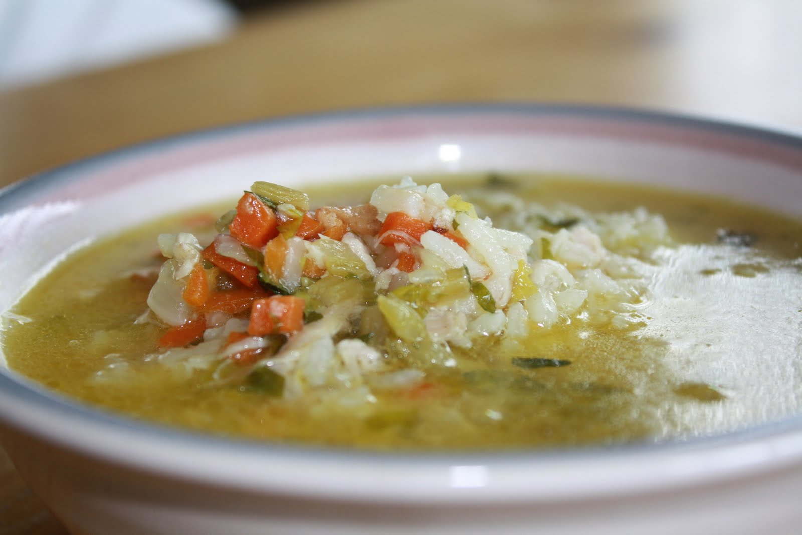 Как есть суп с рисом. Рисовая похлебка. Куриный рисовый суп. Кордо рисовый суп. Куриный суп с рисом.