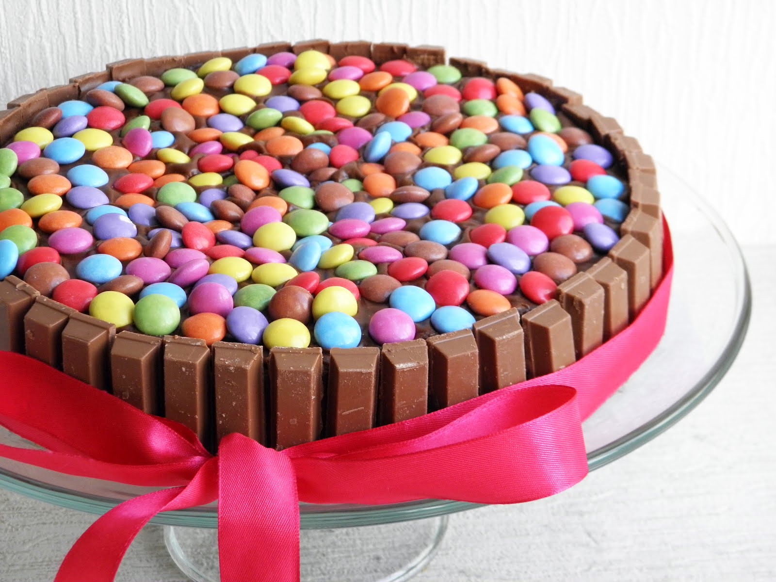 Chocolate Kit Kat and Smartie Cake | Bakeryboxx